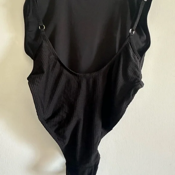 Swim by Lioness Black Scoop Back Textured One Piece Swimsuit size Small - Picture 4 of 5